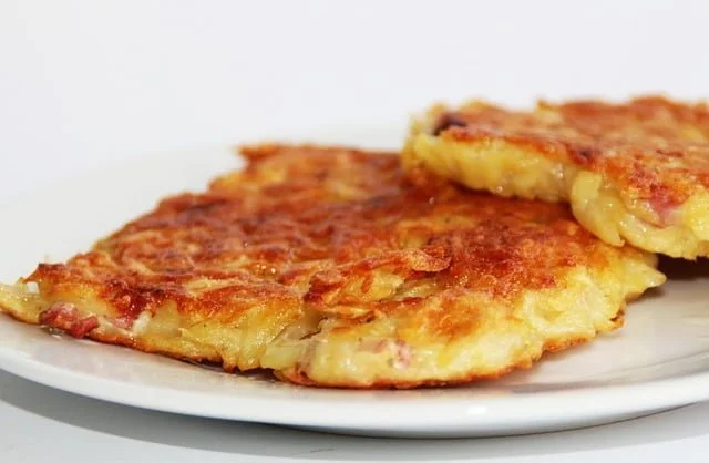 Gamjajeon atau Korean potato pancake merupakan makanan khas korea yang berbahan dasar kentang. Kentang memiliki manfaat kandungan gizi yang baik bagi tubuh. Gamjajeon ini memiliki tekstur yang garing diluar, dengan rasa yang gurih, bagian dalam yang soft ini sangat cocok di santap saat buka puasa ataupun untuk nyemil.