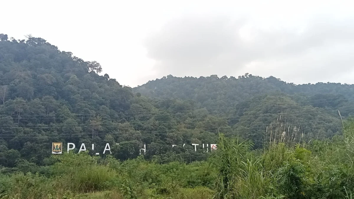 Terhalang Pepohonan, Warga Keluhkan Keberadaan Landmark Palabuhanratu