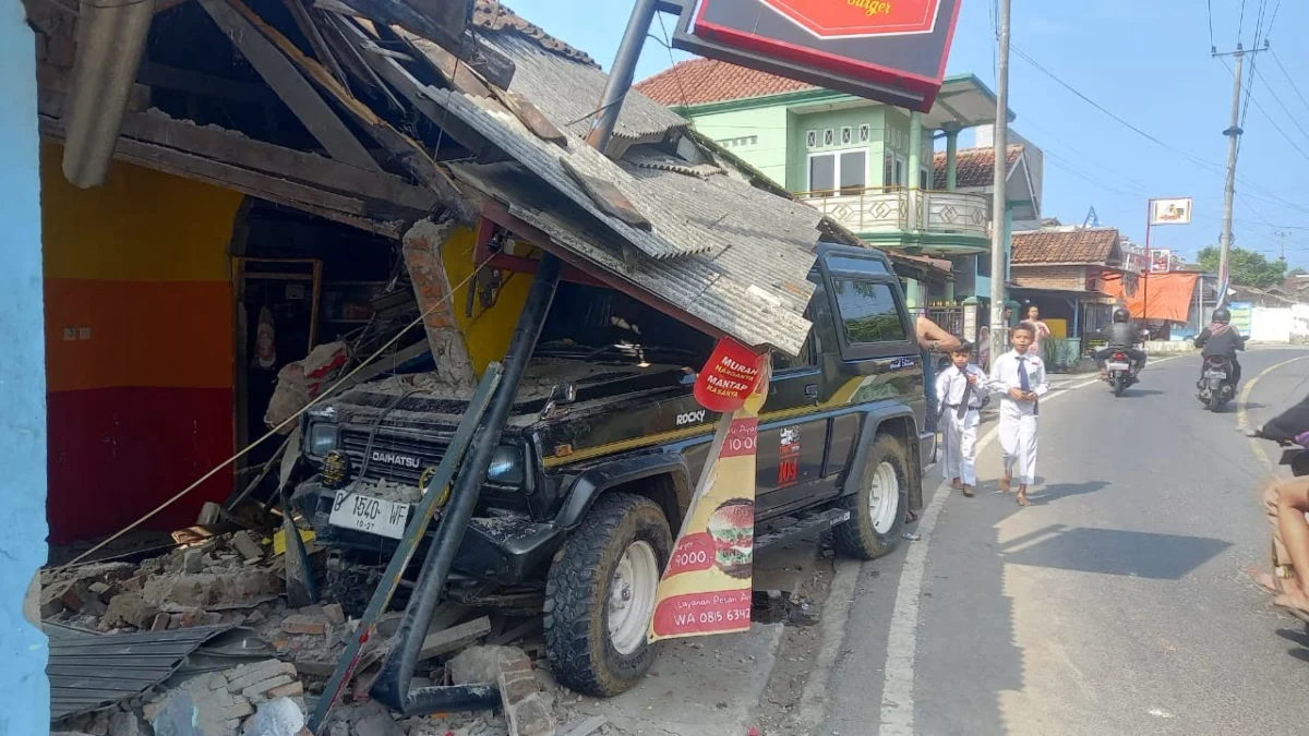 Dua Orang Pekerja Proyek Tertabrak Mobil Jip