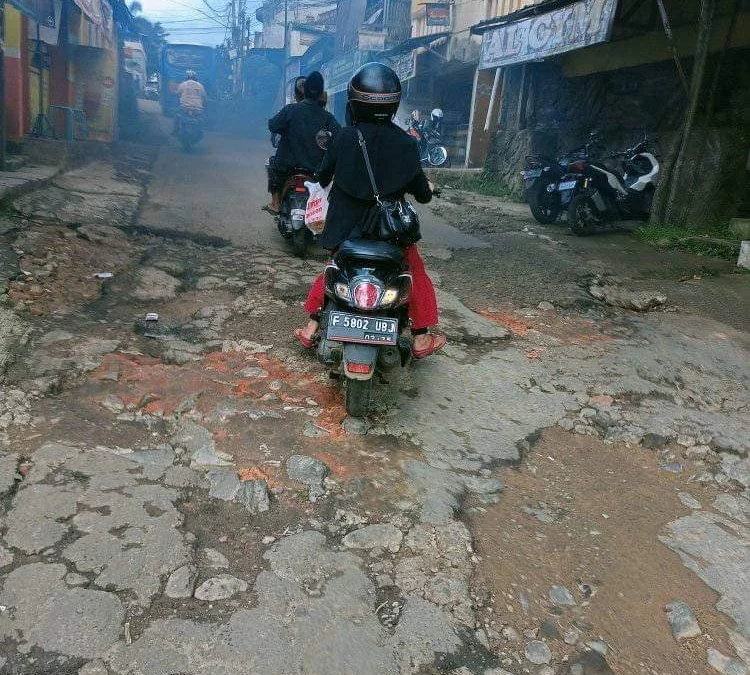 Warganet Curhat Jalan Rusak, Pemkab Sukabumi Merespon