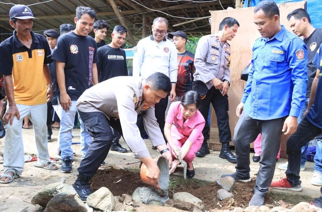 Penjual Gorengan Terima Bantuan Rutilahu dari Polres Sukabumi