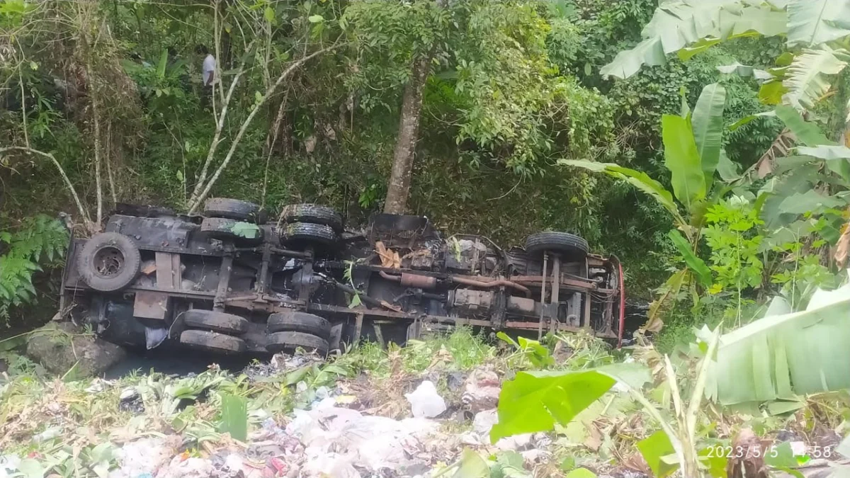 Truk Bermuatan Aspal Terguling di Jalan