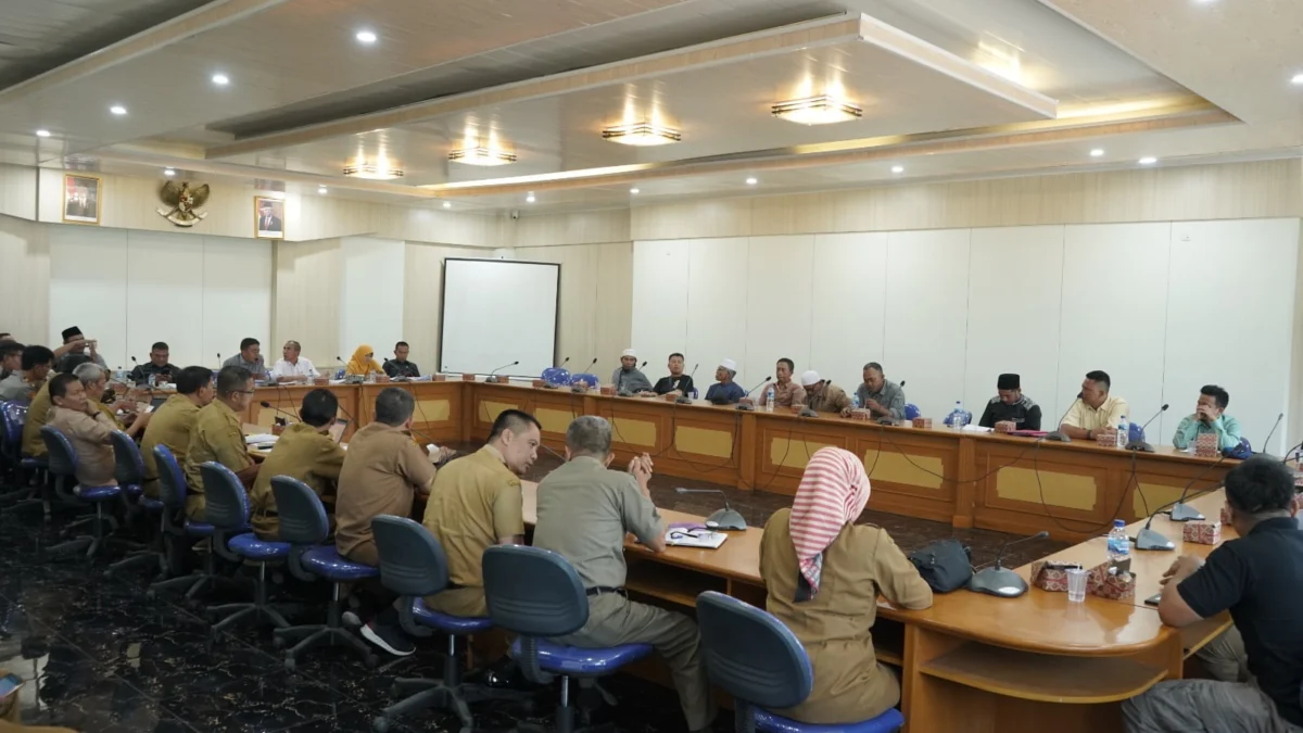 Warga Geruduk Gedung DPRD Tuntut Kades Ciwaru Dilantik