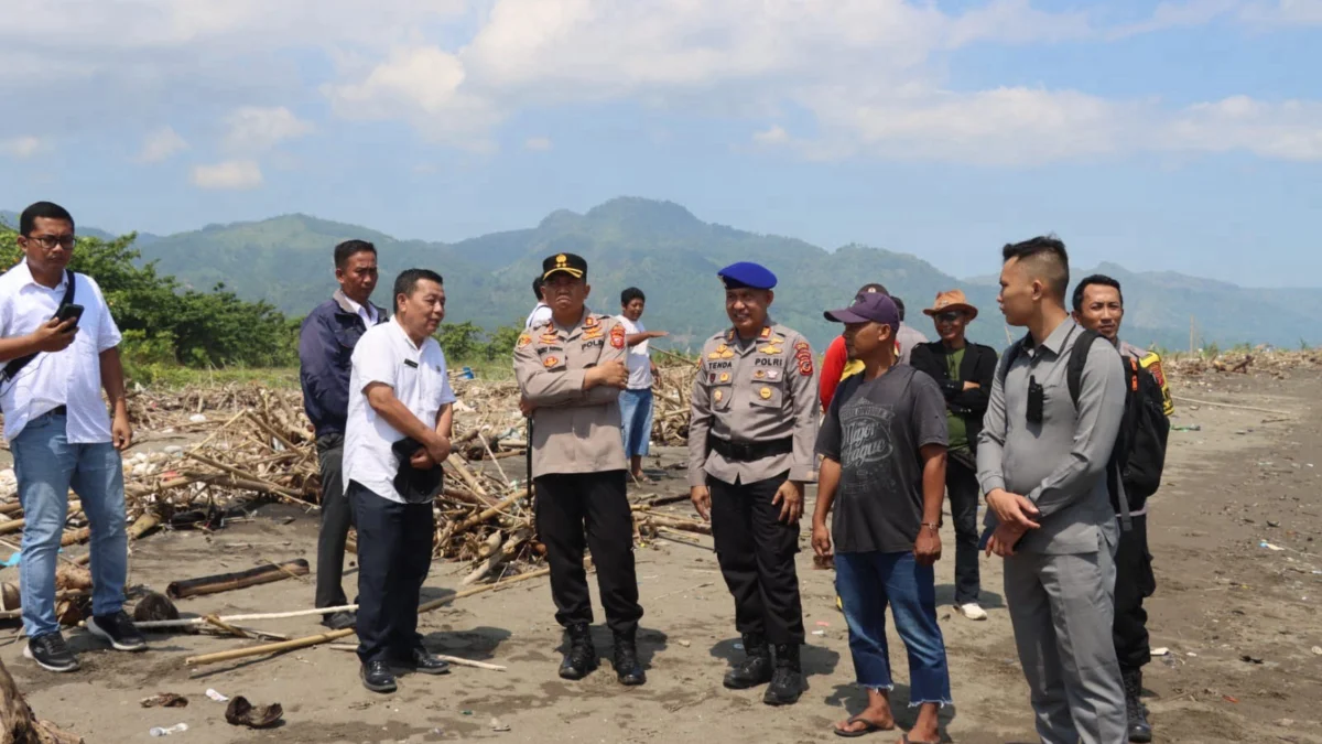 Kapolres Kunjungi Pantai Palanca yang Viral dengan Tumpukan Sampah