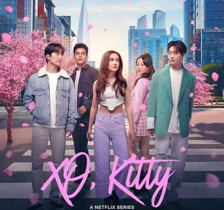 XO Kitty merupakan spin-off serial Netflix To All The Boy’s, pada 25 April telah mengeluarkan trailer keduanya. Ketika sebelumnya pada film To All The Boy’s menceritakan sang kakak yaitu Lara Jean’s, kini pada cerita XO Kitty menceritakan sang adik yang paling bungsu yaitu Kitty.