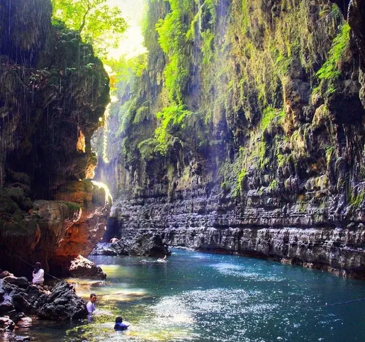 Destinasi wisata Jawa Barat memang tak hentinya menawarkan keindahan periwisata yang begitu menarik.