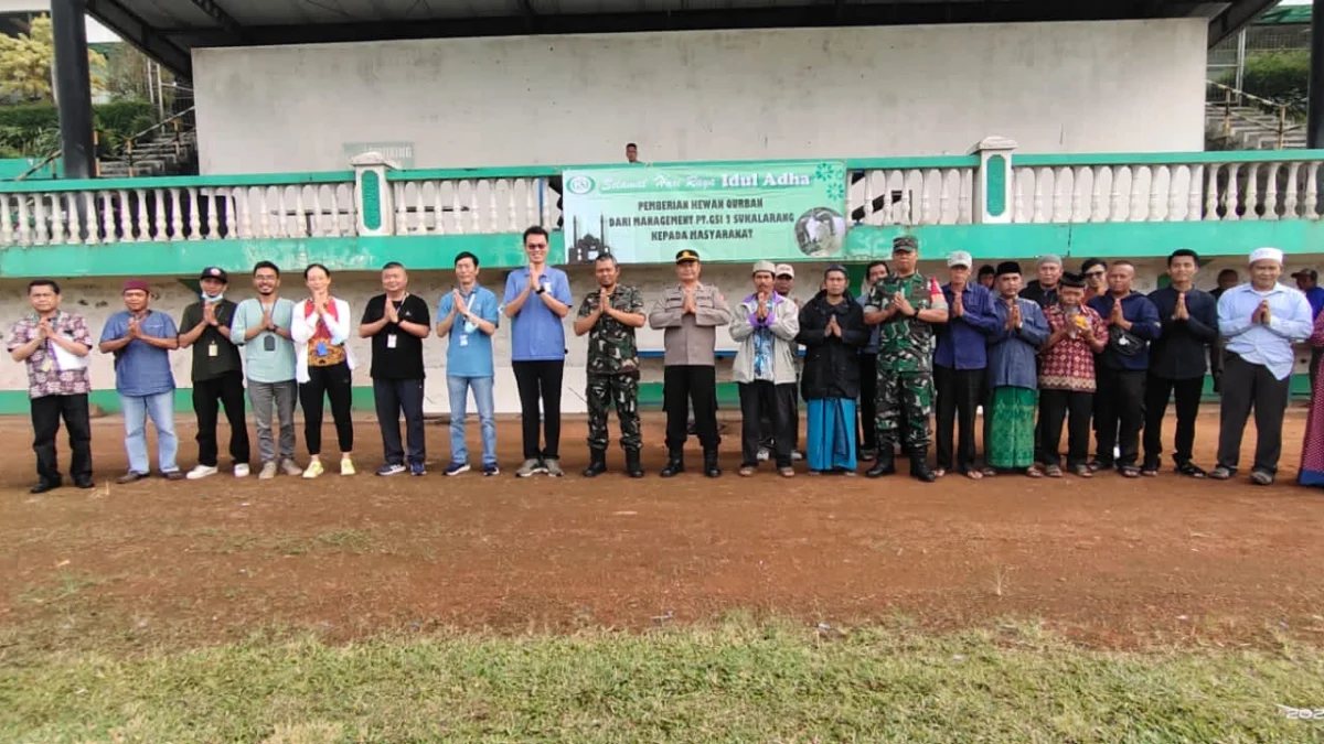 PT.GSI 2 Sukalarang Bagi-bagi Hewan Kurban Kepada Masyarakat Sekitar