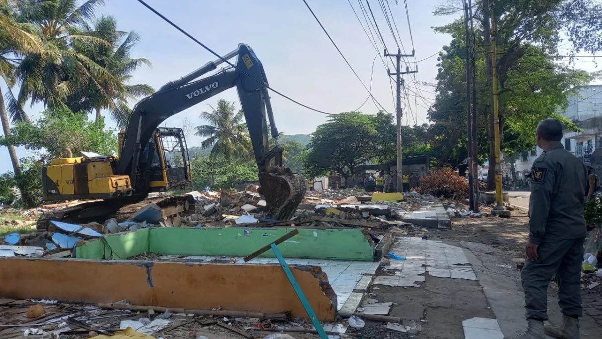 Sejumlah Bangunan di Area Pembangunan Alun-alun Gadobangkon Dirobohkan