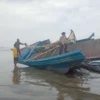 Kapal Longland Hancur Terdampar di Pantai Ujunggenteng