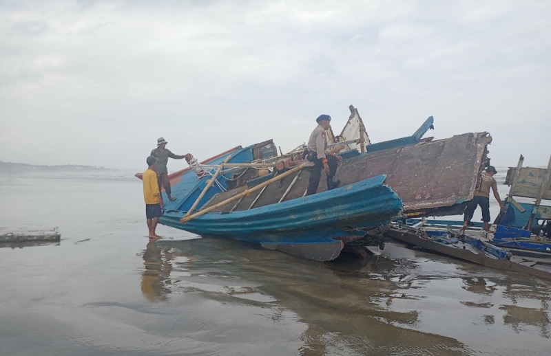 Kapal Longland Hancur Terdampar di Pantai Ujunggenteng