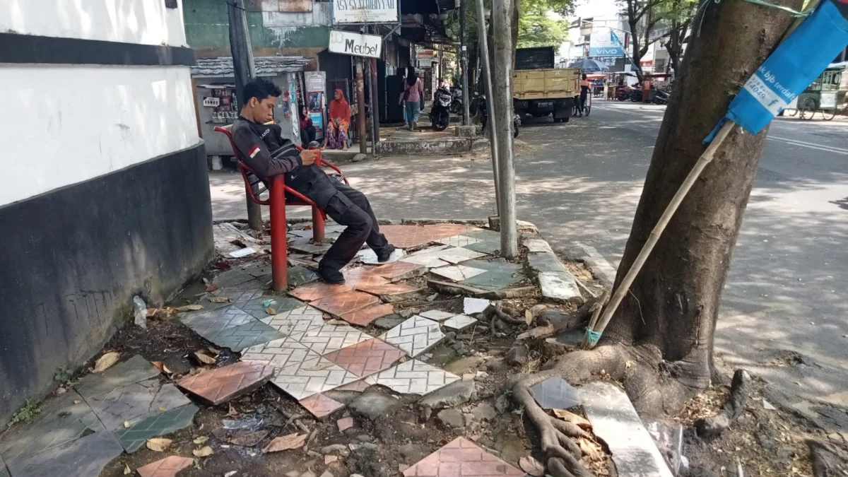 Trotoar Jalan Siliwangi Rusak, Warga Minta Secepatnya Diperbaiki