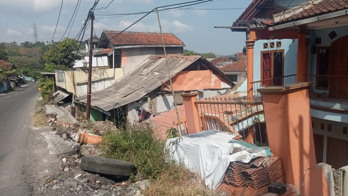 Camat Ajukan Lahan Baru Relokasi Korban Pergerakan Tanah Nyalindung Camat Ajukan Lahan Baru Relokasi Korban Pergerakan Tanah Nyalindung