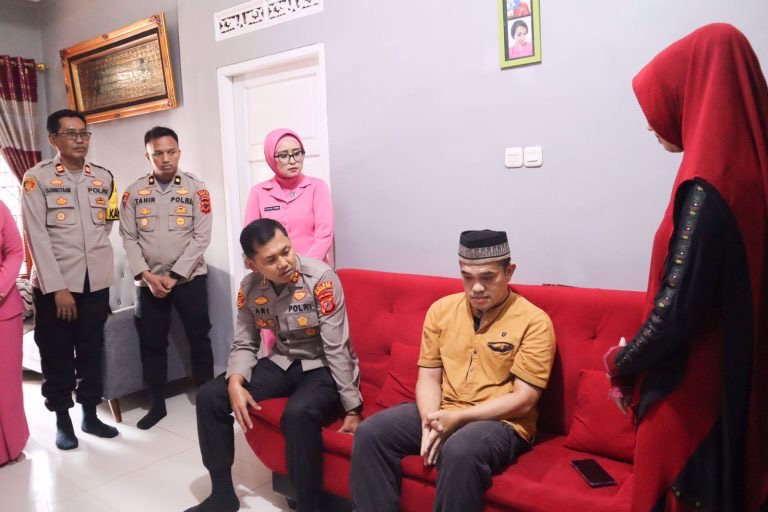 Kapolres Jenguk Personel dan Purnawirawan Polri yang Sakit