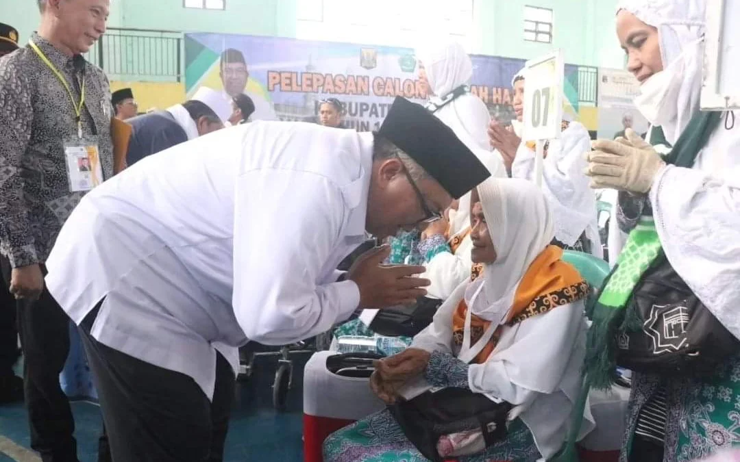 Ratusan Calhaj Kloter 22 Asal Sukabumi di Lepas Bupati Sukabumi