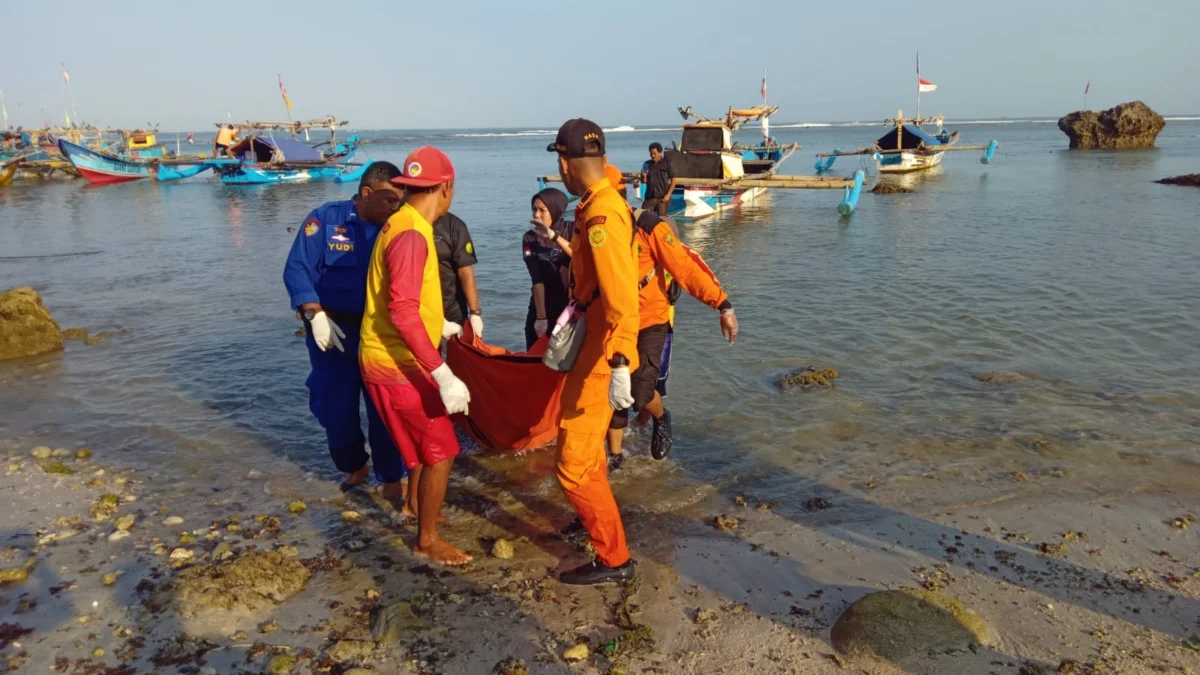 Pantai Pasir Putih 'Telan' Korban