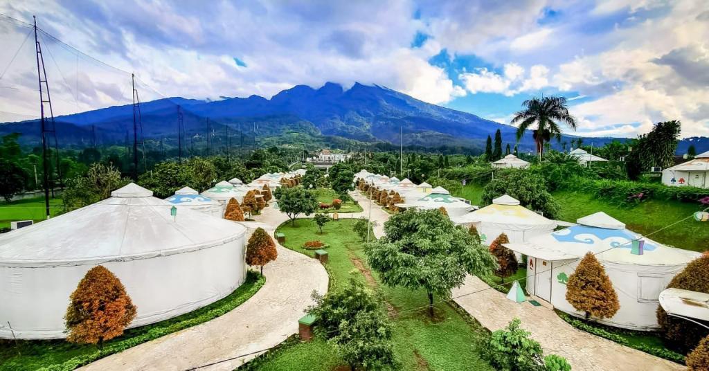 Pesona Pemandangan Gunung dari Balkon, Inilah Rekomendasi Hotel untuk Staycation