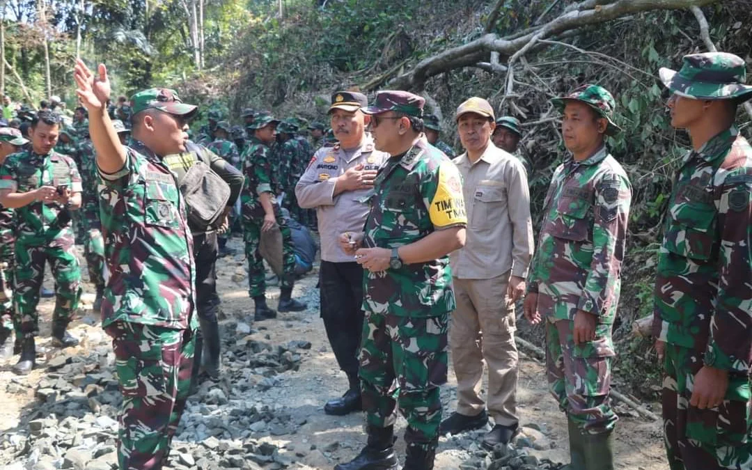 Sekda Dampingi Wasep PJO TMMD Pantau Kegiatan di Desa Mekarjaya