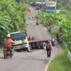 Truk Trailer Tak Kuat Menanjak