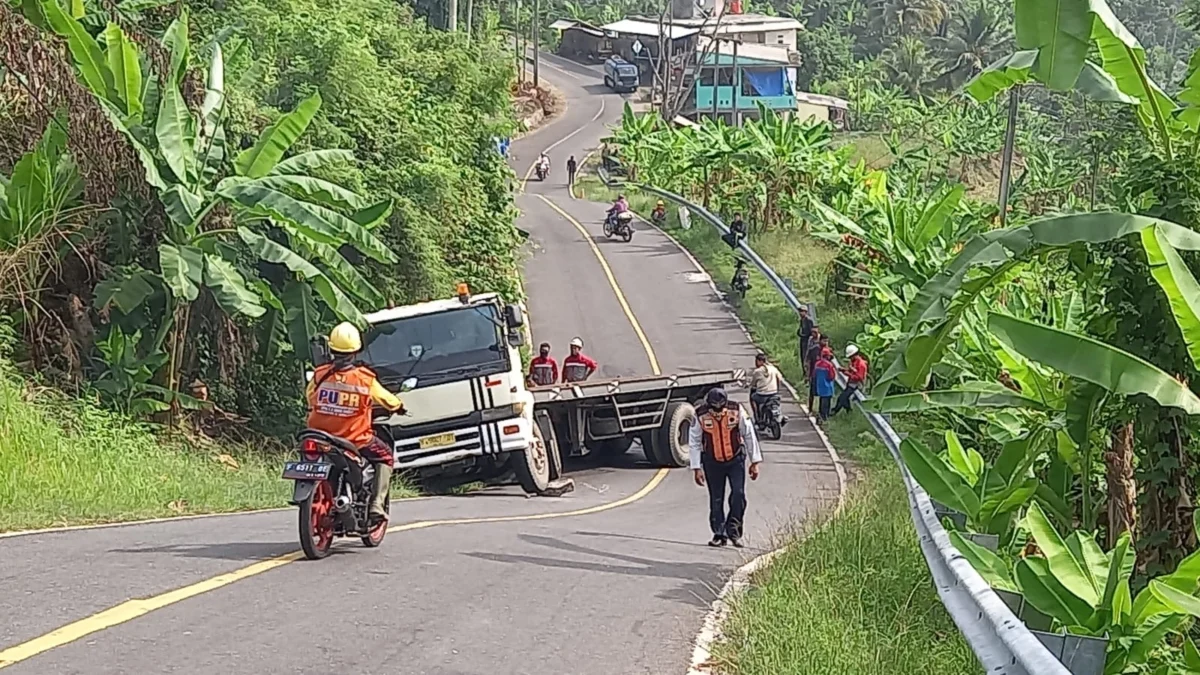 Truk Trailer Tak Kuat Menanjak