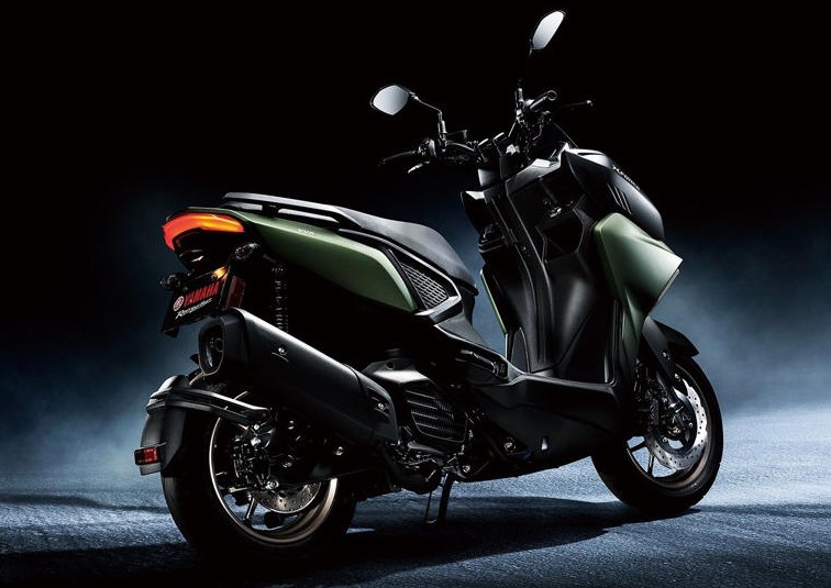 New Yamaha NMAX Dek Rata atau Honda Vario Street 160, Mana Paling Unggul?