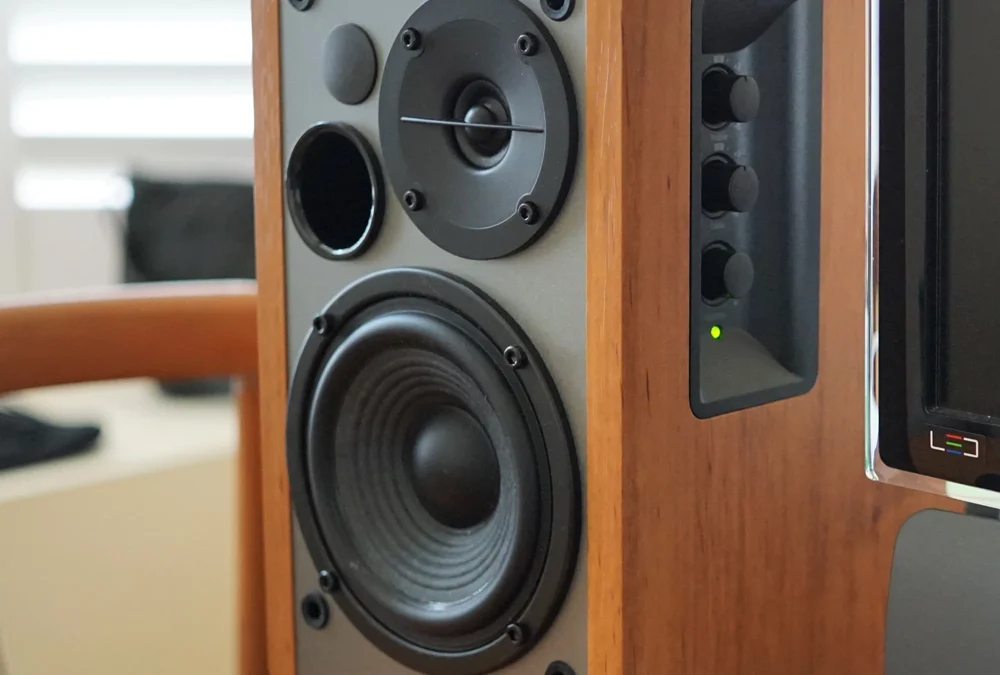 2 Rekomendasi Speaker Aktif Juli 2023, 'JBL Professional 305P MkII' Edifier R1280T.