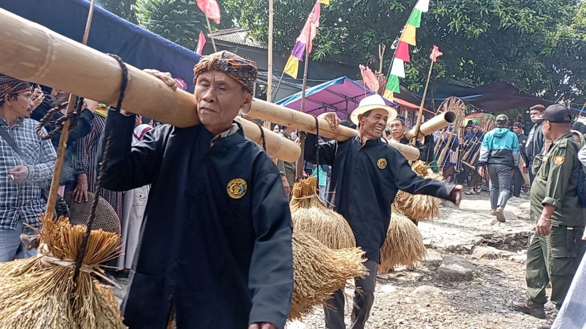 Upacara Adat Kesepuhan Cireundeu Meriah