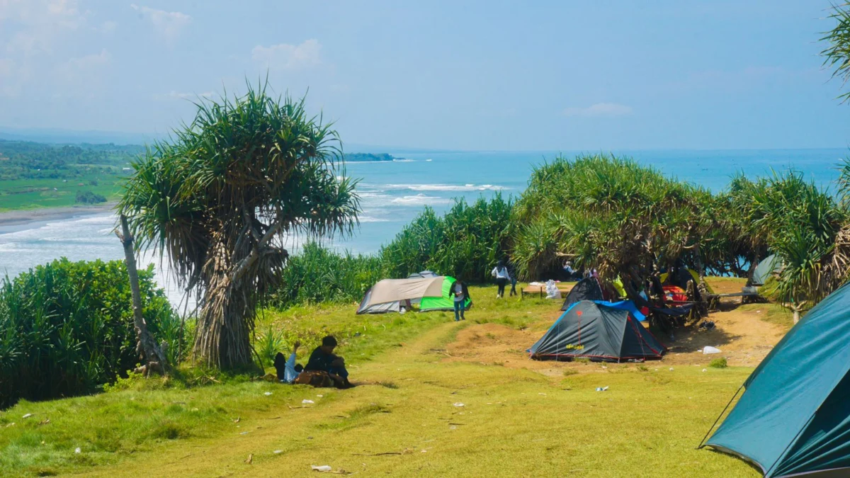 Wisata Pantai Puncak Guha Garut Selatan, Cocok untuk Camping