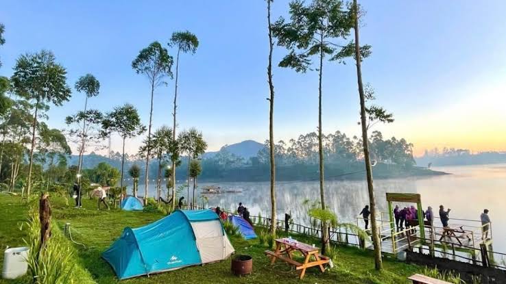 3 Rekomendasi Tempat Camping Terbaik di Bandung, Dijamin Puas