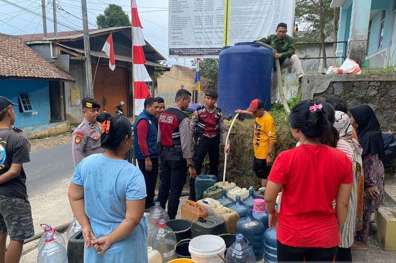 Polisi Kerahkan Water Canon Distribusikan Air Bersih