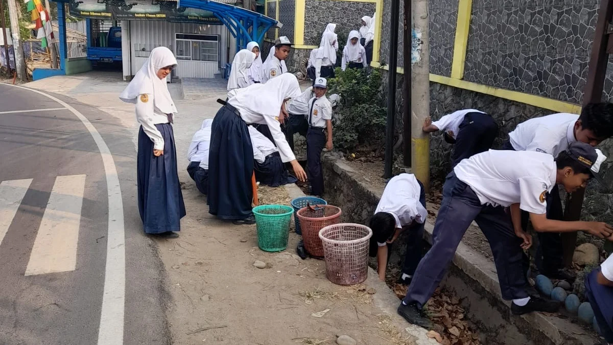 Sambut HUT RI Forkopimcam Cisolok Gotongroyong Gelar Bersih-bersih Jalan