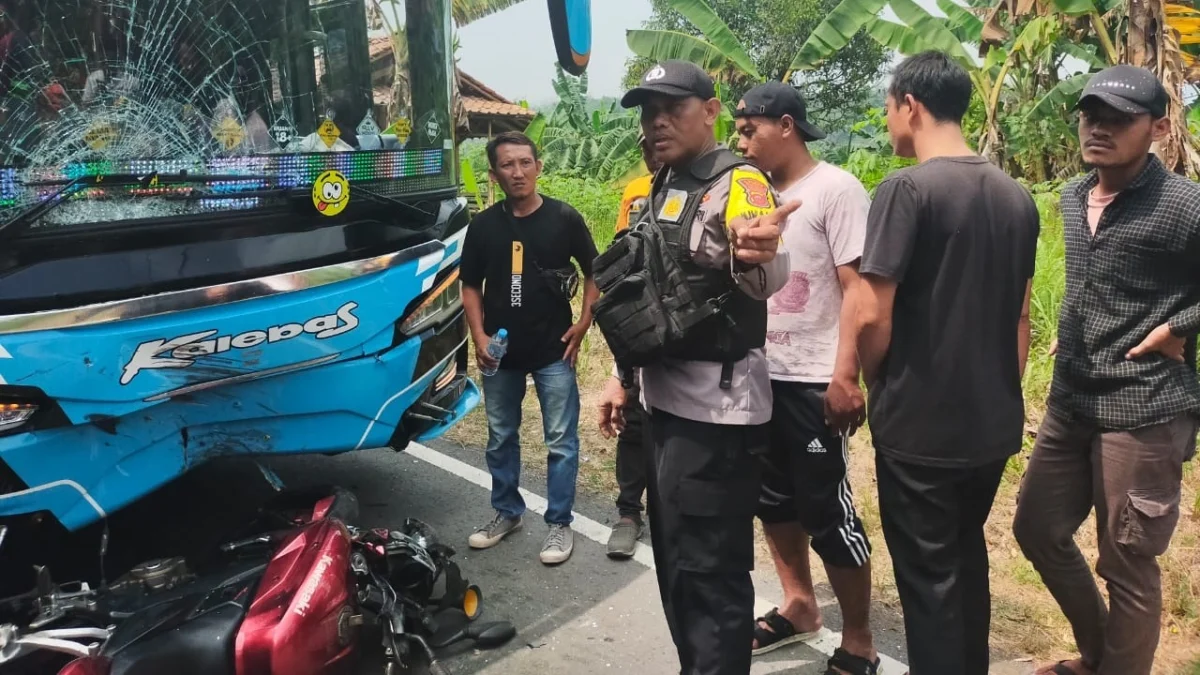 Hilang Kendali, Sepeda Motor Tabrak Bus di Bantargadung