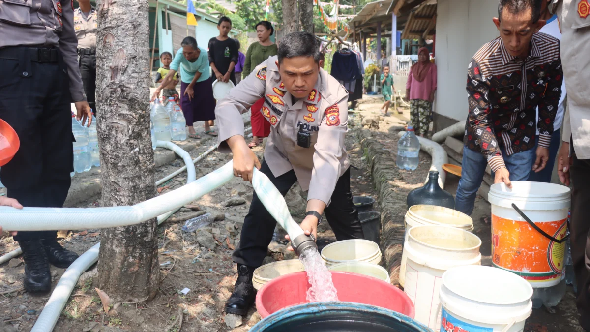 Polres Sukabumi Distribusikan Air Bersih ke Warga Kampung Cipatuguran