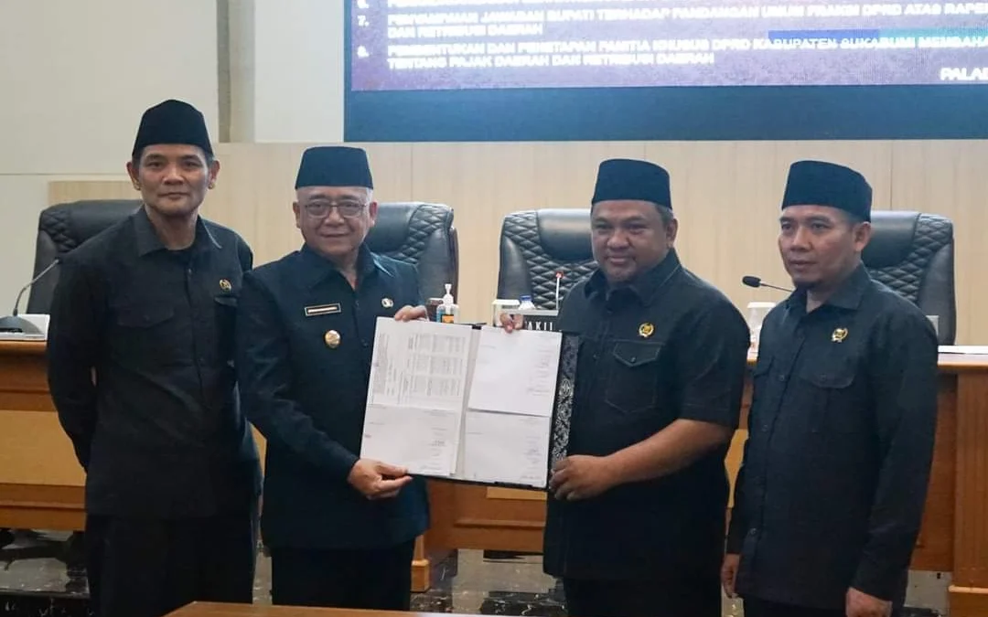 Bupati Sampaikan Jawaban Pandangan Umum Fraksi Atas Raperda PDRD Bupati Sampaikan Jawaban Pandangan Umum Fraksi Atas Raperda PDRD
