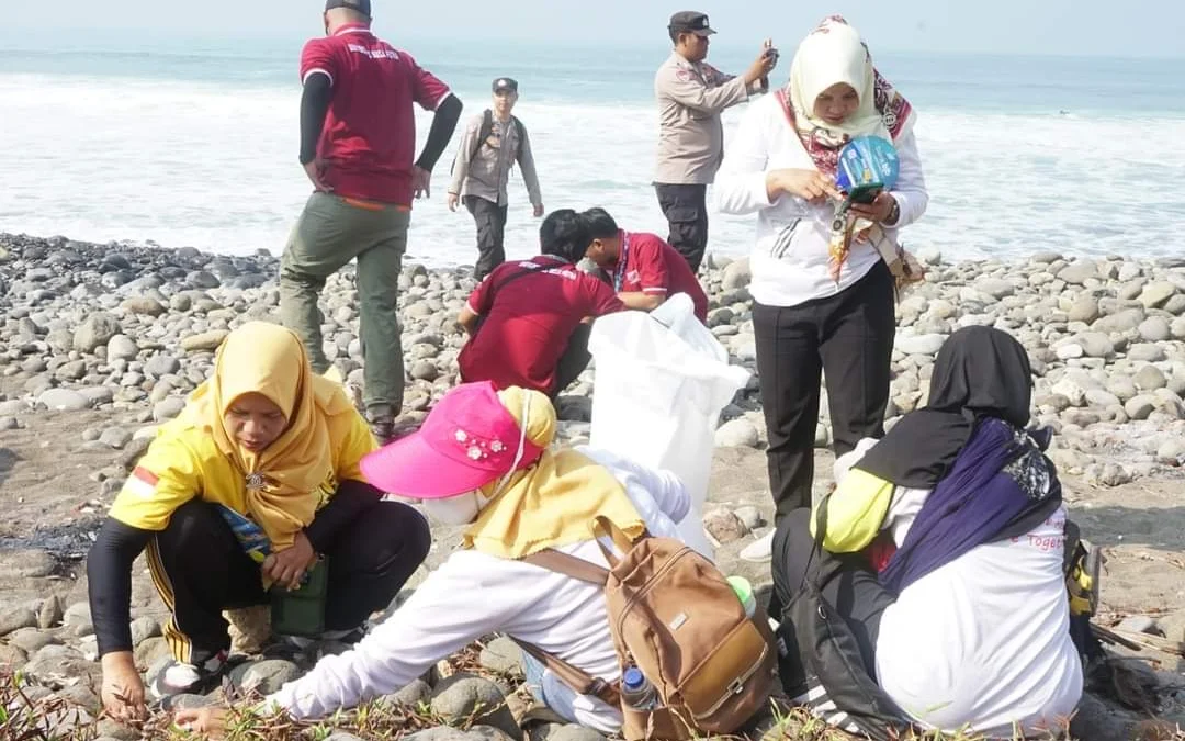 Pemkab Lakukan Beach Clean Up di Kawasan Pantai Cimaja