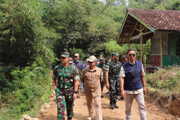 Program BSMSS Bangun Jalan 210 Meter, Dipusatkan di Kelurahan Cisarua