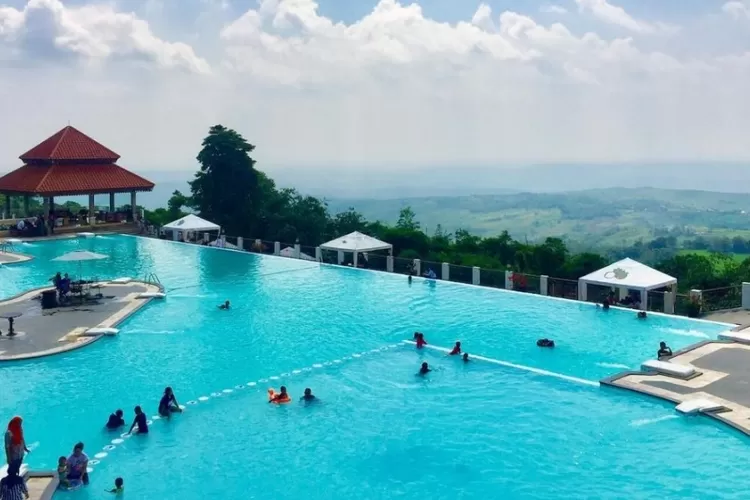 Berenang di Atas Awan