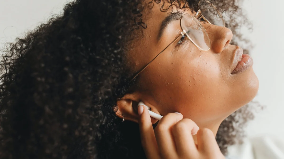 https://www.pexels.com/id-id/foto/wanita-rambut-earphone-alat-7382412/