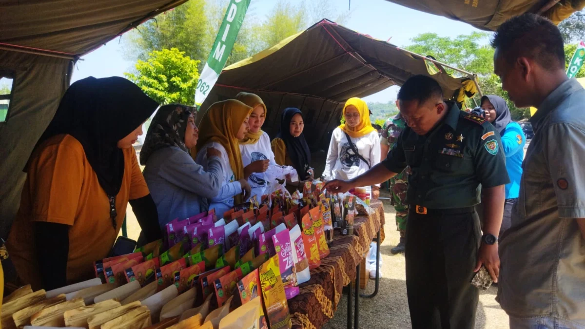 Kodim 0622 Sukabumi Gelar Bazar Murah dan Pengobatan Gratis