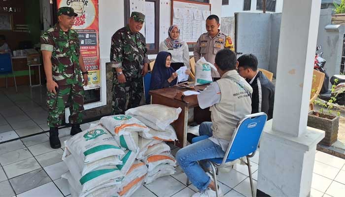 Kelurahan Selabatu Distribusikan Bantuan Beras.