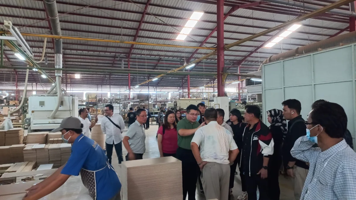 Puluhan Investor China Datangi Industri Mebel di Sukabumi