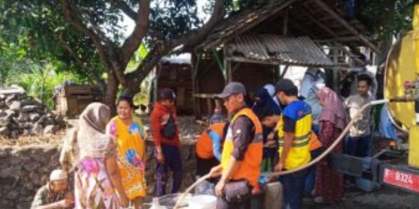 Kekeringan, Masyarakat Cikahuripan Terima Bantuan Air Bersih