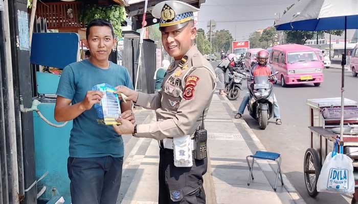 Bagikan Brosur Ajak Pengendara Tertib Lalu Lintas