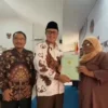 Warga Baros Terima Sertifikat PTSL