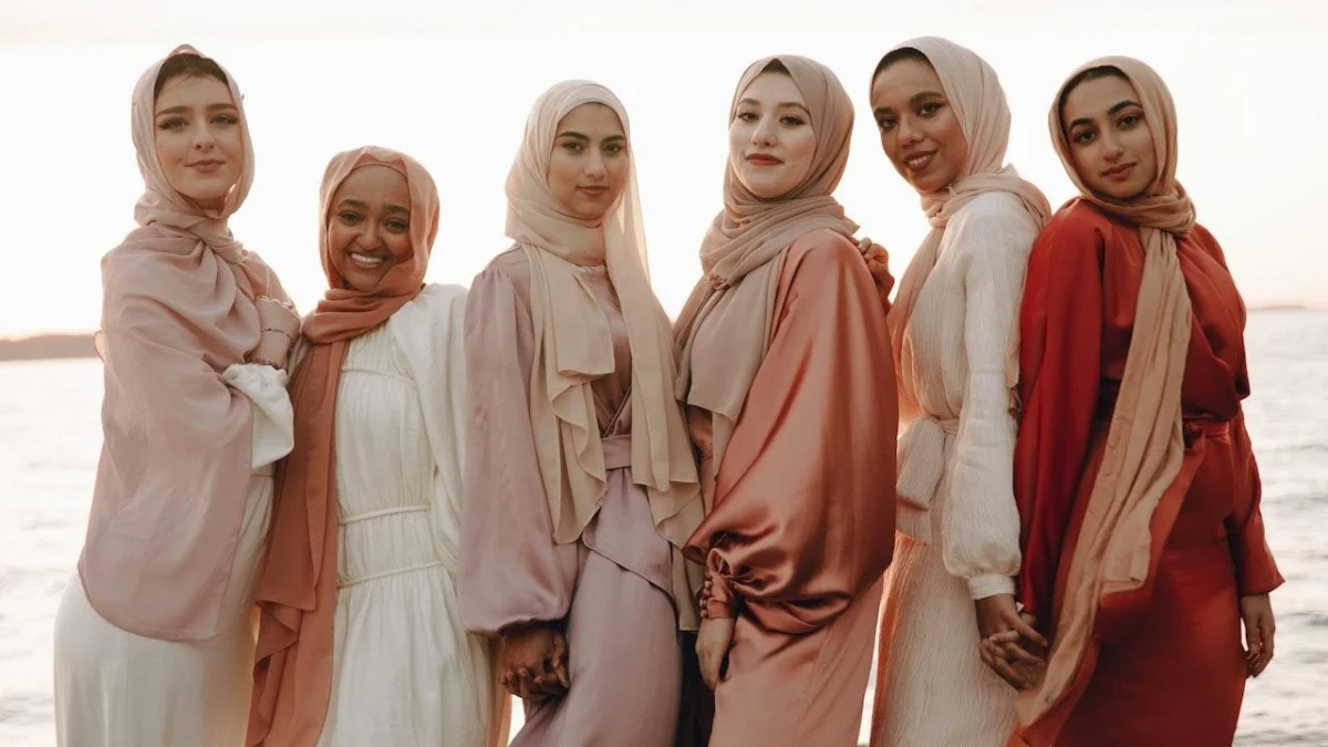 7 Inspirasi OOTD Kondangan Hijab yang Simple dan Anggun