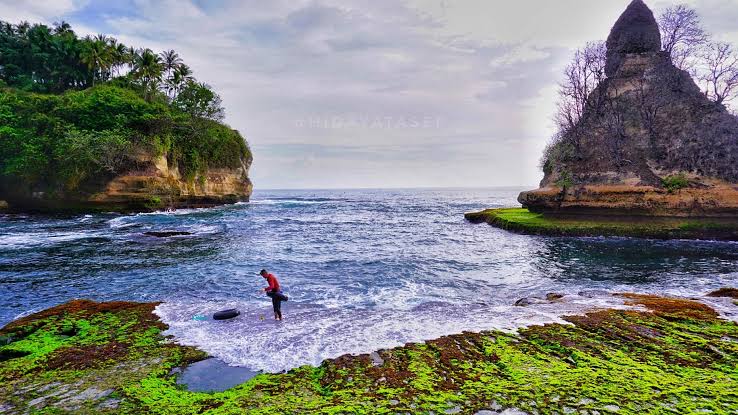 Hidden Gem Sukabumi, Pantai Karang Gantungan Cocok untuk Healing 