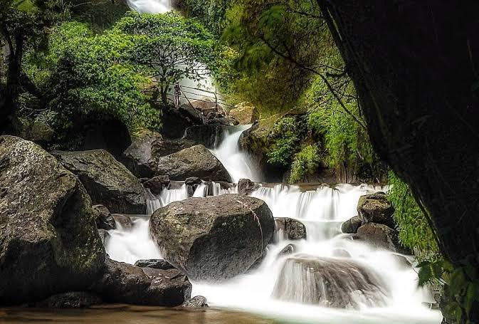 Panorama Wisata Curug Ciherang Bogor, Bikin Adem Cocok untuk Healing