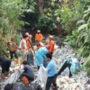 Tagana Bantu BPBD Bersihkan Aliran Sungai di Cikondang yang Dipenuhi Sampah