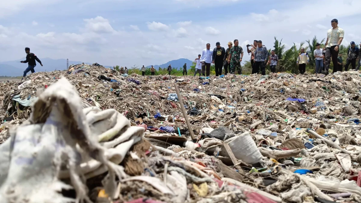 Bupati Sikapi Tumpukan Sampah Viral di Pantai Cibutun