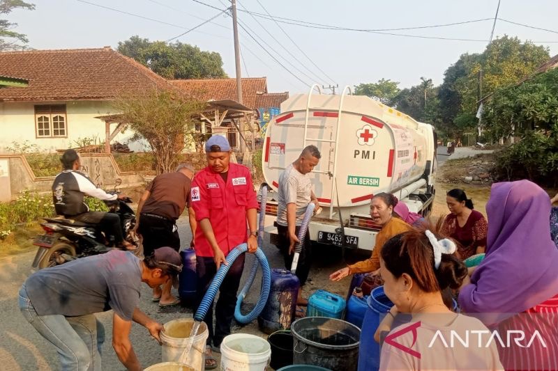 PMI dan BPBD Salurkan 60 Ribu Liter Air ke Wilayah Selatan