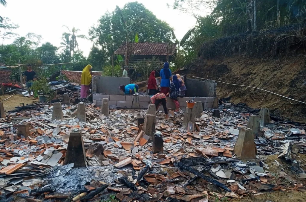 Satu Unit Rumah di Jampangtengah Diamuk Si Jago Merah 